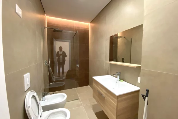 Shtepi me qera Apartament ne Tirane, 3+1, Mobilimi E mobiluar, Pagesa 1,100  Euro.