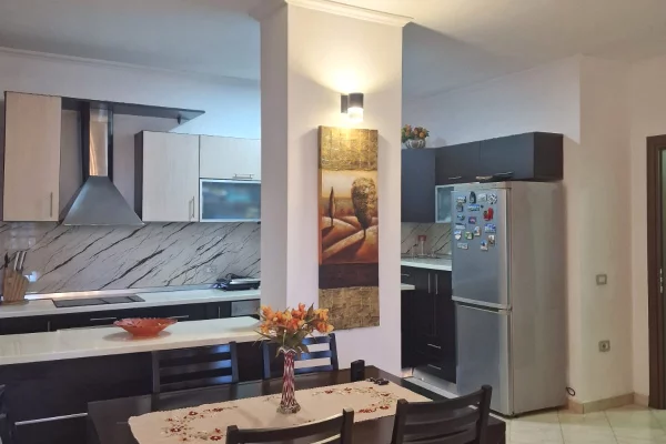 Shtepi ne shitje Apartament ne Tirane, 3+1, Mobilimi E mobiluar, Pagesa 260,000  Euro.