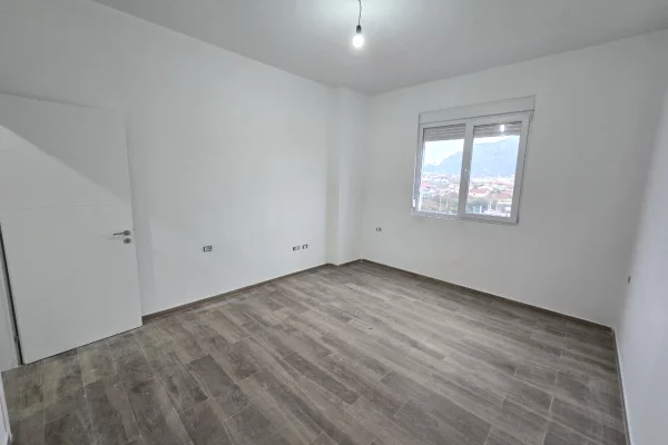 Shtepi ne shitje Apartament ne Tirane, 1+1, Mobilimi Bosh, pa mobiluar, Pagesa 121,000  Euro.