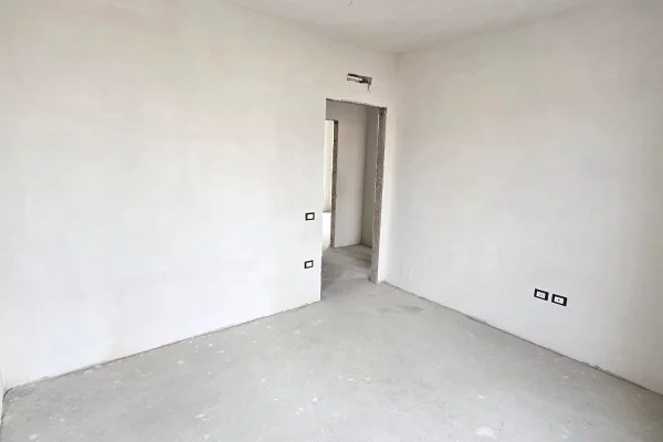 Shtepi ne shitje Apartament ne Tirane, 3+1, Mobilimi Bosh, pa mobiluar, Pagesa 269,800  Euro.