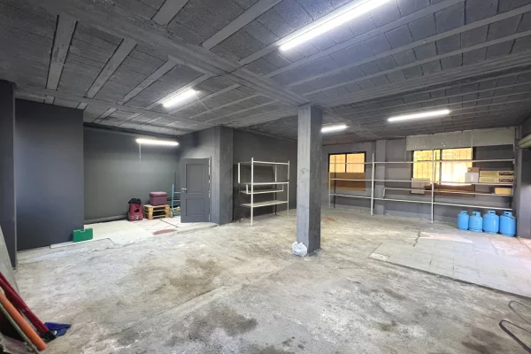 Ambiente Commerciale in Affitto 4+1 a Tirana - 750 Euro