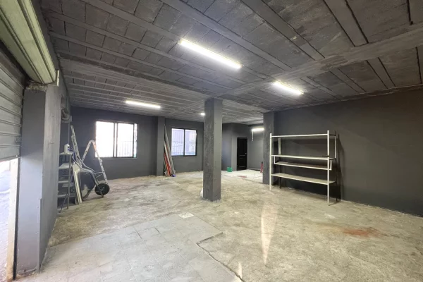 Ambiente Commerciale in Affitto 4+1 a Tirana - 750 Euro