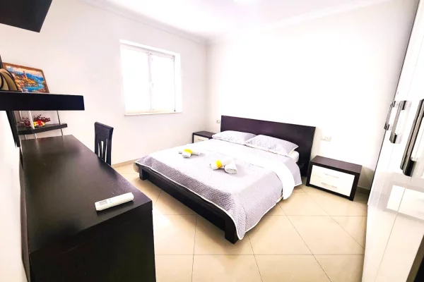 Shtepi me qera Apartament ne Tirane, 3+1, Mobilimi E mobiluar, Pagesa 90,000  Leke.