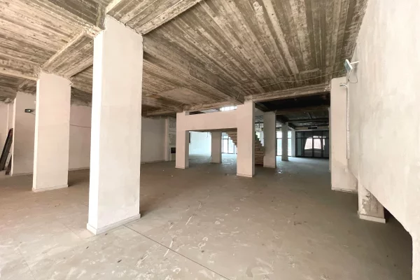 🏢 Ambient 1100 m2 me qira – Tek Mbikalimi i Komunes se Parisit