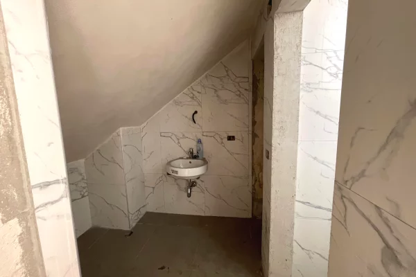 🏢 Ambient 1100 m2 me qira – Tek Mbikalimi i Komunes se Parisit