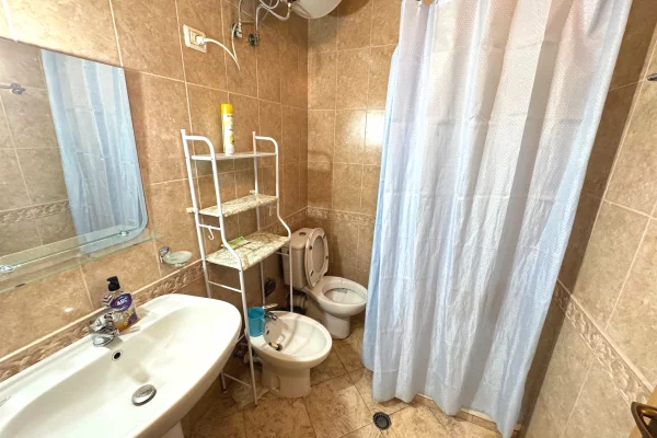 Shtepi me qera Apartament ne Tirane, 2+1, Mobilimi E mobiluar, Pagesa 650  Euro.