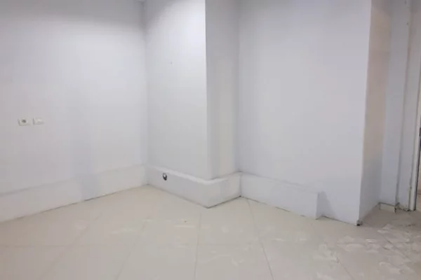 Ambiente Commerciale in Affitto 1+1 a Tirana - 2,000 Euro