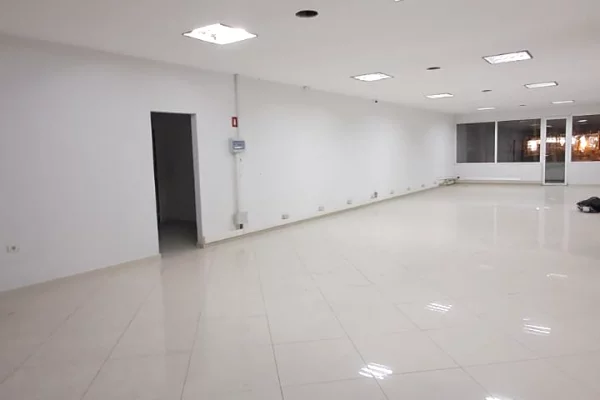 Ambiente Commerciale in Affitto 1+1 a Tirana - 2,000 Euro