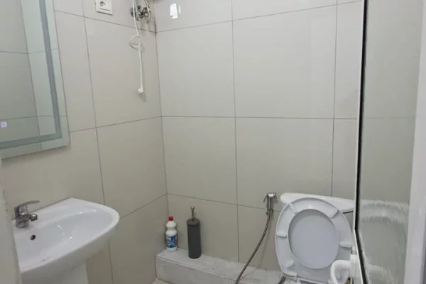 Ambiente Commerciale in Affitto 1+1 a Tirana - 2,000 Euro