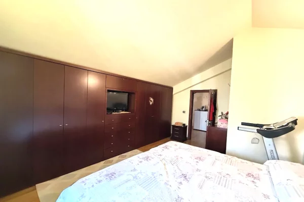 Shtepi me qera 3+1 ne Tirane - 1,500 Euro