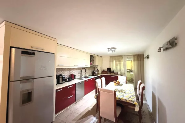 Shtepi me qera Penthose(kati i fundit panoramik) ne Tirane, 3+1, Mobilimi E mobiluar, Pagesa 1,500  Euro.