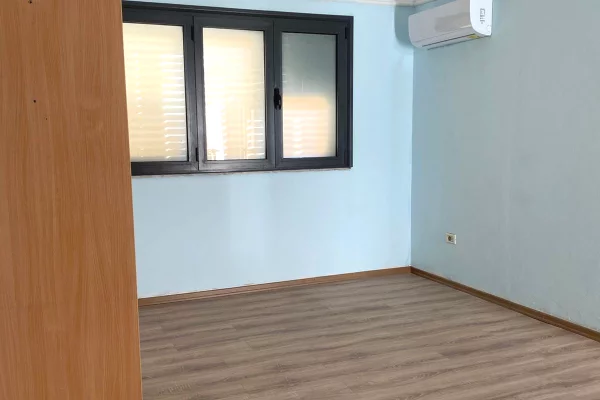 Ambient biznesi me qera 3+1 ne Tirane - 1,000 Euro