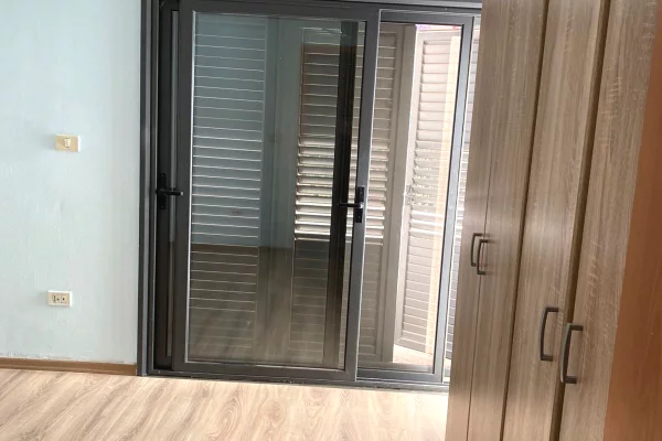 Ambient biznesi me qera 3+1 ne Tirane - 1,000 Euro