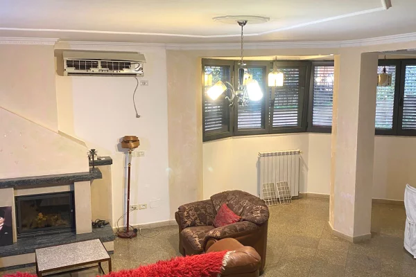 🏢 Ambient Biznesi me Qira – 180 m2​📍 Prane Fakultetit Ekonomik