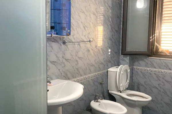 🏢 Ambient Biznesi me Qira – 180 m2​📍 Prane Fakultetit Ekonomik