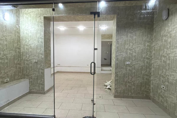 Ambiente Commerciale in Affitto 1+1 a Tirana - 400 Euro