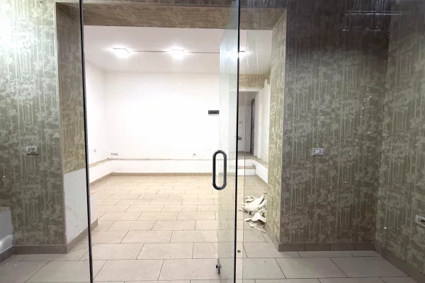 Ambiente Commerciale in Affitto 1+1 a Tirana - 400 Euro