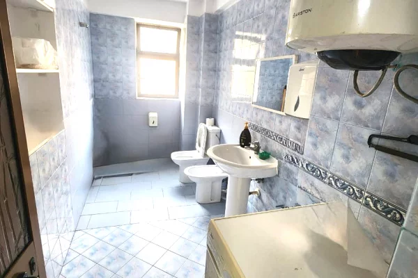 Ambient biznesi me qera 3+1 ne Tirane - 800 Euro