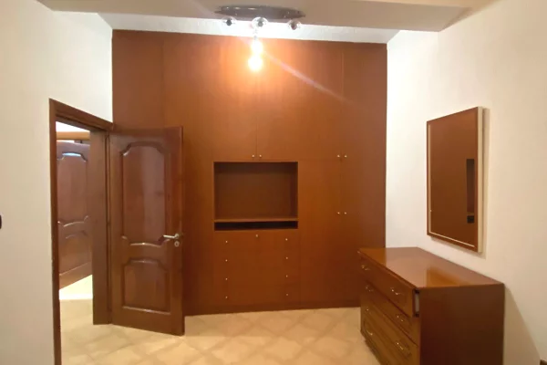 Shtepi me qera Shtepi Private ne Tirane, 2+1, Mobilimi E mobiluar, Pagesa 400  Euro.