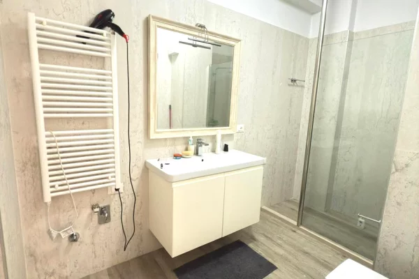 Shtepi ne shitje Apartament ne Tirane, 2+1, Mobilimi E mobiluar, Pagesa 365,000  Euro.