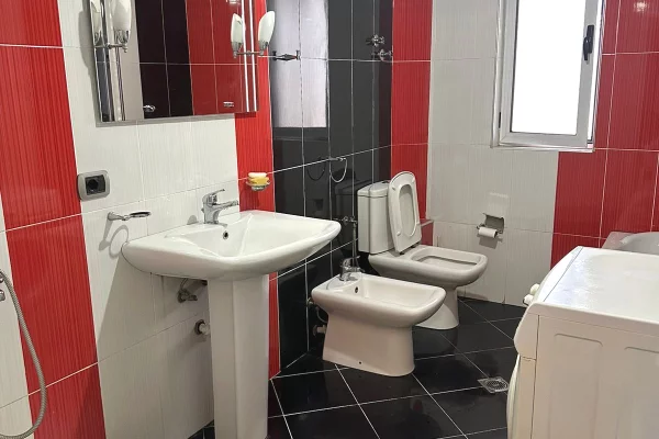 Shtepi me qera Apartament ne Tirane, 2+1, Mobilimi E mobiluar, Pagesa 600  Euro.