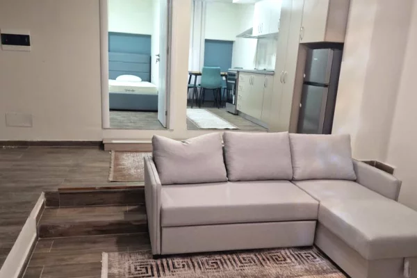 SHTËPI ME QIRA – PRANË STACIONIT TË TRENIT