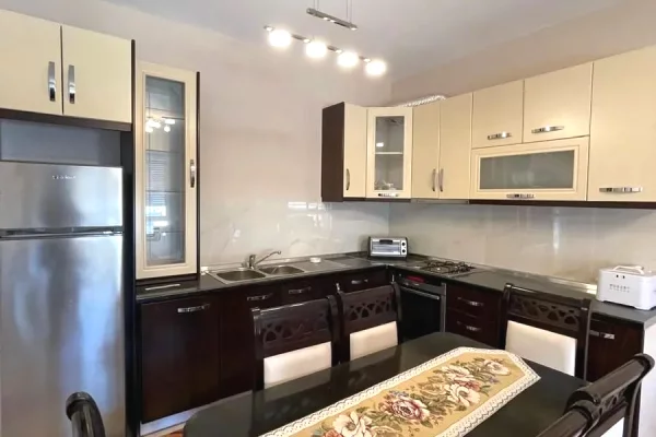Shtepi ne shitje Apartament ne Tirane, 3+1, Mobilimi E mobiluar, Pagesa 150,000  Euro.