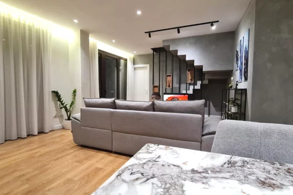 Shtepi me qera Duplex(shtepi me 2 kate) ne Tirane, 2+1, Mobilimi E mobiluar, Pagesa 1,500  Euro.