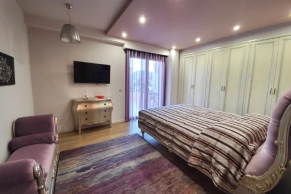 Shtepi ne shitje Vila Luksoze ne Tirane, 5+1, Mobilimi E mobiluar, Pagesa 1,150,000  Euro.