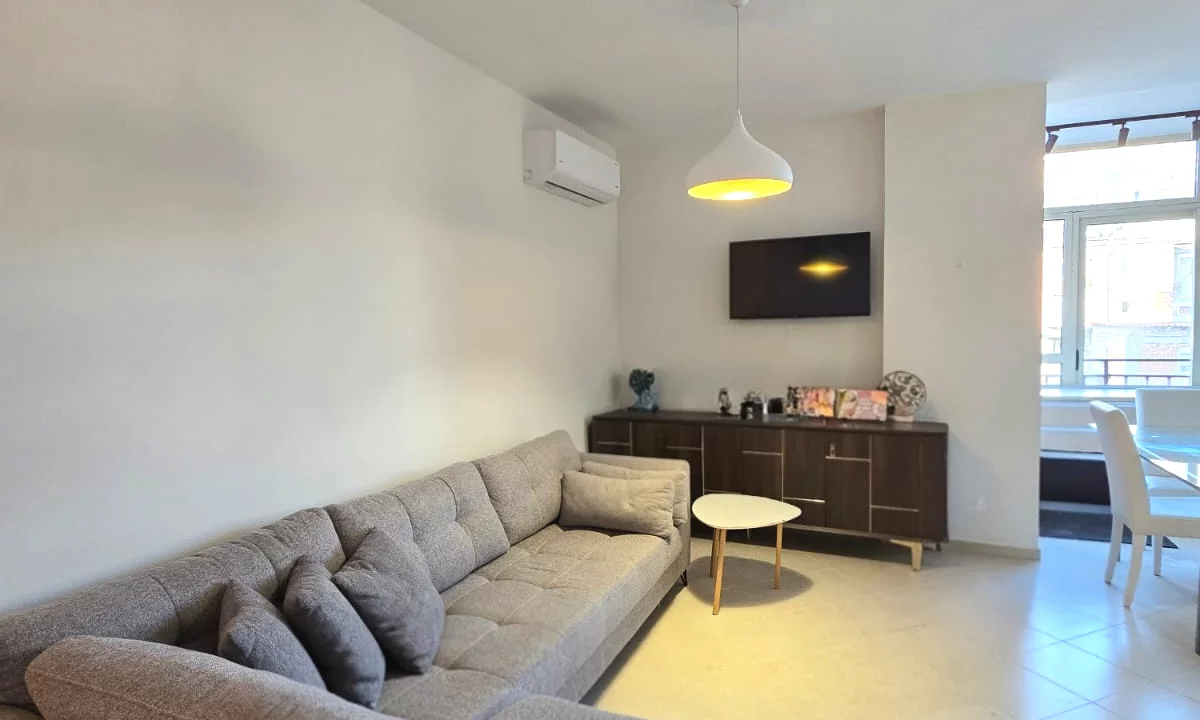 Shtepi me qera Apartament ne Tirane, 2+1, Mobilimi E mobiluar, Pagesa 800  Euro.