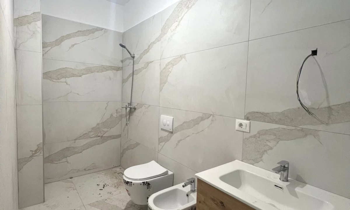 Ambient biznesi me qera 3+1 ne Tirane - 650 Euro