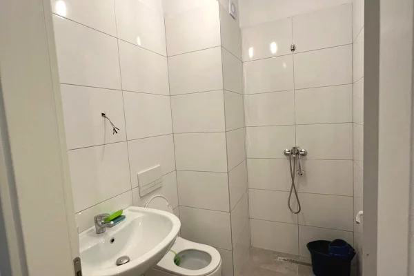 Shtepi me qera Apartament ne Tirane, 2+1, Mobilimi E mobiluar, Pagesa 600  Euro.