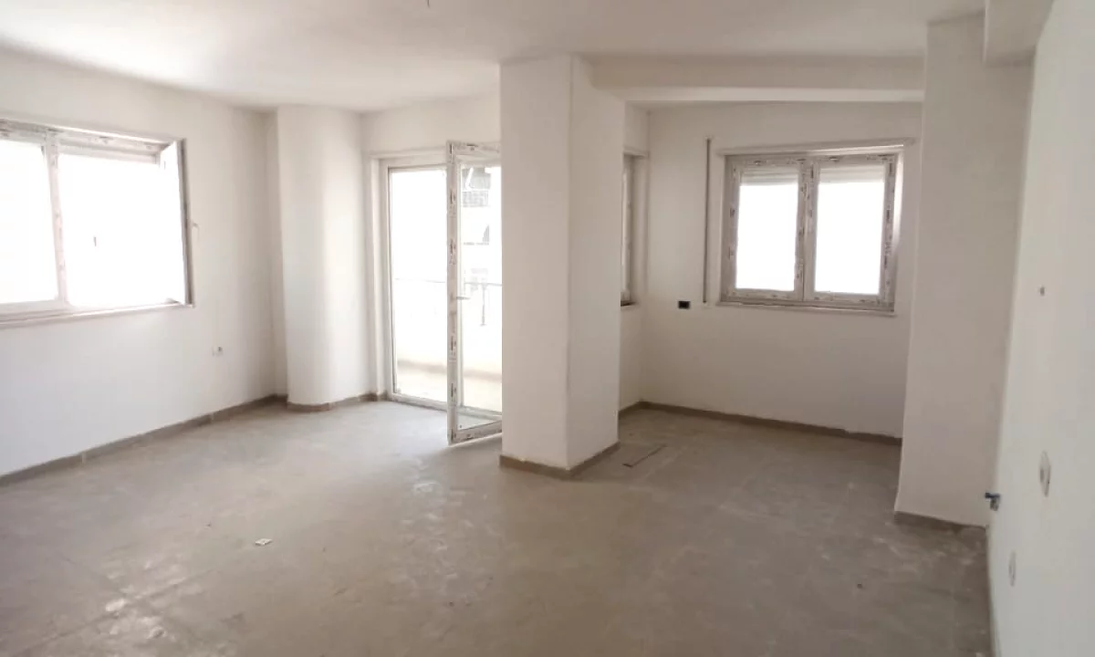 Ambient biznesi me qera 3+1 ne Tirane - 650 Euro