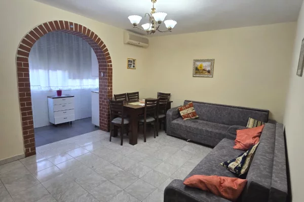 Jepet me qira apartament 2+1 – Pranë Pazarit të Ri,Rruga Hoxha Tahsimi