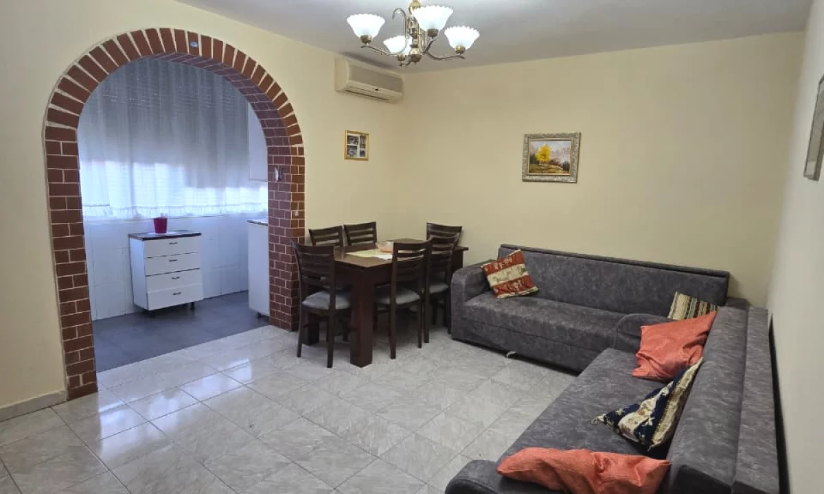 Shtepi me qera Apartament ne Tirane, 2+1, Mobilimi E mobiluar, Pagesa 550  Euro.