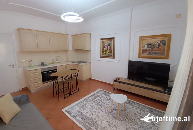 Liqeni i Thatë, jepet me qira apartament 1+1!