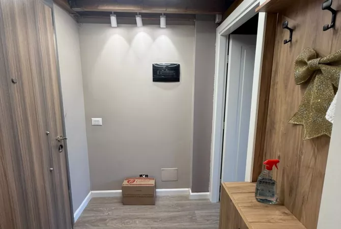 Shtepi ne shitje Duplex(shtepi me 2 kate) ne Tirane, 1+1, Mobilimi Pjeserisht e mobiluar, Pagesa 135,000  Euro.