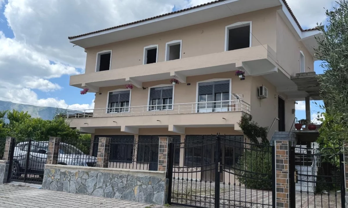 Private house for sale in Berat 7+1, In Part