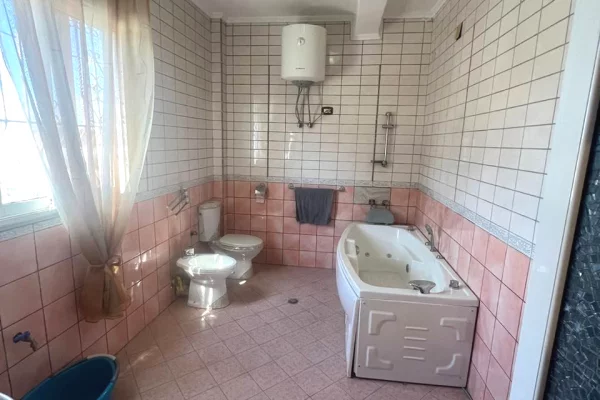 Private house for sale in Berat 7+1, In Part