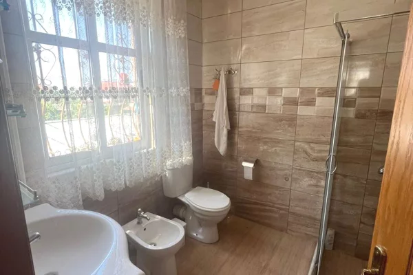 Private house for sale in Berat 7+1, In Part