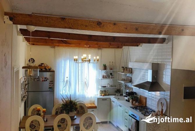 Shtepi ne shitje Apartament ne Tirane, 2+1, Mobilimi E mobiluar, Pagesa 179,000  Euro.