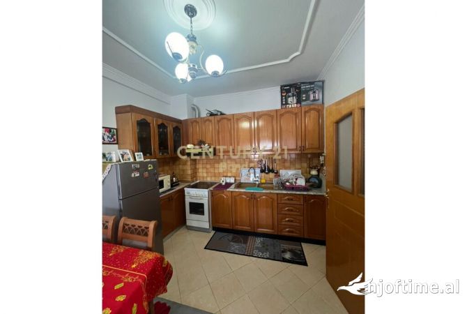 Shtepi ne shitje Apartament ne Tirane, 1+1, Mobilimi E mobiluar, Pagesa 115,000  Euro.