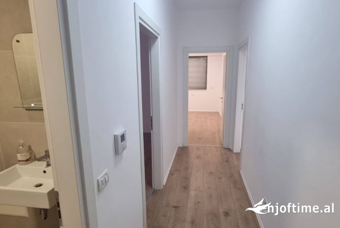 Shtepi me qera Apartament ne Tirane, 2+1, Mobilimi Bosh, pa mobiluar, Pagesa 1,250  Euro.