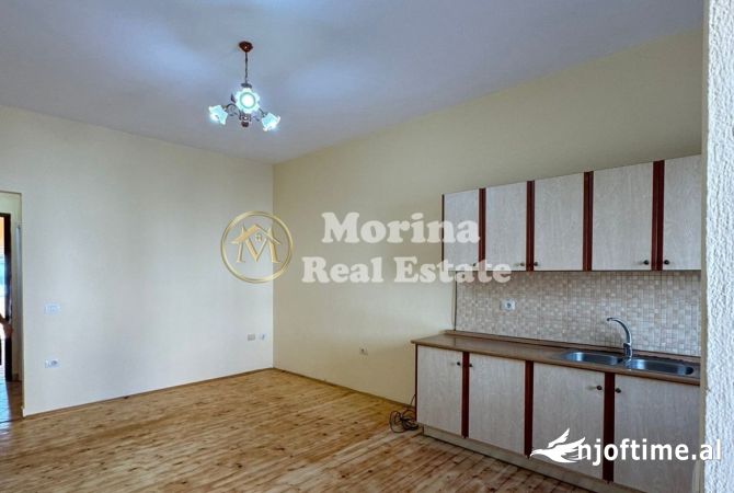 Shtepi ne shitje Vila Luksoze ne Tirane, 4+1, Mobilimi Bosh, pa mobiluar, Pagesa 300,000  Euro.