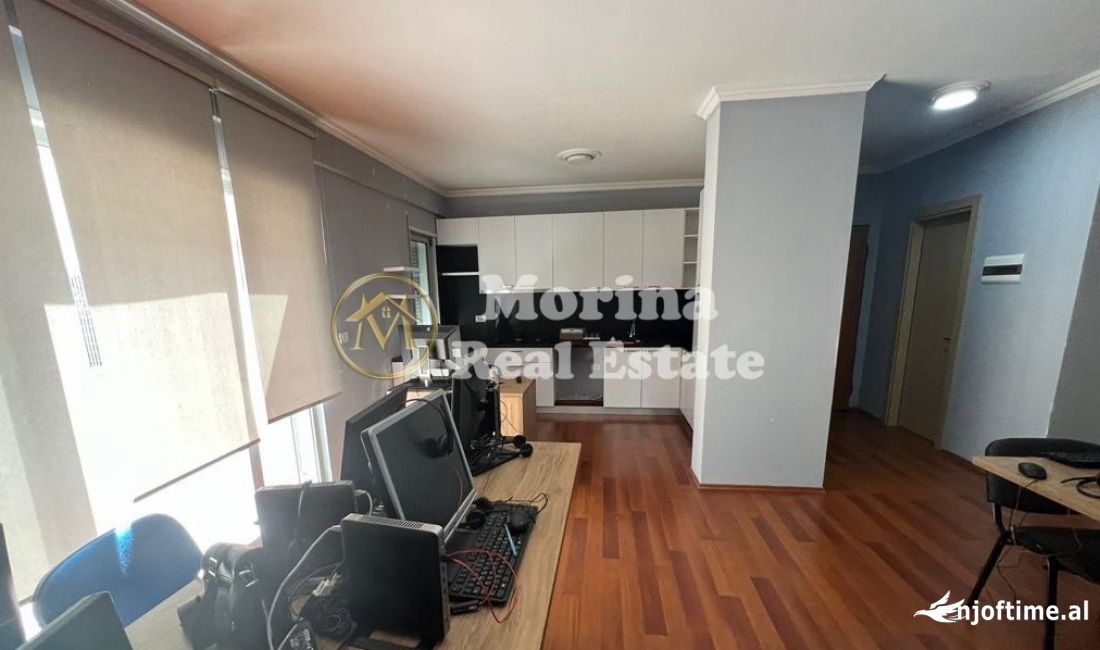 Qera, Ambient Biznesi, Rruga 5 Maj, 1200 Euro/Muaj.