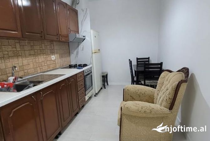 Shtepi me qera Shtepi Private ne Tirane, 1+1, Mobilimi E mobiluar, Pagesa 400  Euro.