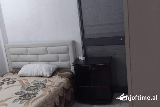 Shtepi me qera Apartament ne Tirane, 2+1, Mobilimi E mobiluar, Pagesa 450  Euro.