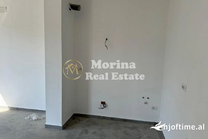 Qera, Ambient Biznesi, Bulevardi Ri, 450 euro/muaj