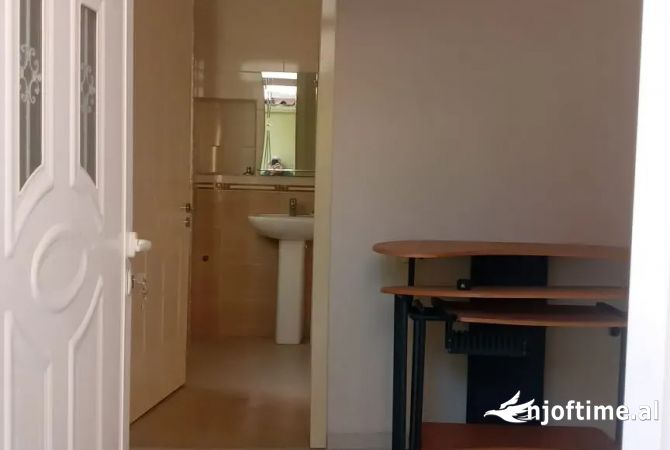 Shtepi me qera 6+1 ne Tirane - 1,600 Euro
