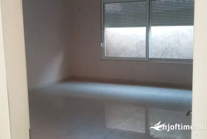 Shtepi me qera 6+1 ne Tirane - 1,600 Euro